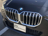 左右のキドニー・グリルの中心にはBMWのエンブレムが鎮座し、個性を放つデザイン性を兼ね備えました。