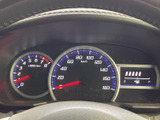 視認性の高いメーターで、速度や回転数などを確認しやすい構成です。運転に必要な情報を的確に把握でき、安全な運転をサポートします。