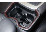 運転席と助手席の間には【カップホルダー】が装備されています。お飲み物やボトルタイプに空気清浄機など色々試してみてください!