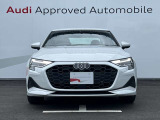 シングルフレームグリルはAudiの象徴的なデザイン要素であり、一目でAudiとわかるスタイル、大きくて迫力のある形状が車のスポーティな印象を強調しており、魅力的なデザインとなっています。