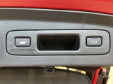 お好みの位置で止められるメモリー機能付の電動リアゲートです!後ろが狭い駐車場でもスムーズに荷物を積めて、さらに背が低い人の手がムリなく届く高さで止めることも可能です!