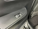 パワーウィンドウのスイッチですよ。運転席に居ながら窓を開け閉めのコントロールできます。