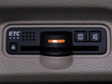 装備されているビルトインタイプのホンダ純正ETC車載器です。セットアップしてからご納車致します。ETCカードを差し込めば高速道路の出入り口ゲートを楽々通過出来ます。