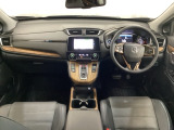 車内は光触媒抗菌消臭施工済です。インパネ周りはスタイリッシュなデザインで機能や装備も充実しています。グローブボックスやカップホルダーのほかにトレーなどたくさんの収納スペースが付いています。