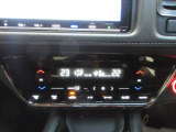 オートエアコンは左右席で独立温度コントロールが可能です。運転席はキンキンに冷やして助手席はマイルドにと言った設定が可能です。暑さ寒さでケンカすることもなくなりますね。
