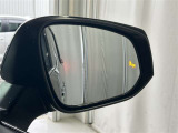 後続車が接近するのを知らせてくれるBSM(ブラインドスポットモニター)。接近するとドアミラー部の警告灯が光ってくれるので、万が一の追突も防げそうですね♪上級装備です。