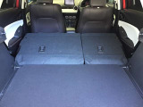 リアシートは片方ずつ倒せます。乗車員数や積む荷物に応じてアレンジが可能ですので多彩に使えてとても便利です。