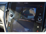 シフトレバーをリバースにすると連動してバックカメラ、サイドカメラ映像&バックセンサーに切り替わります。スイッチ一つでフロントカメラへの切り替えも出来ます