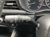レバーをAUTOの位置にしているとき、レインセンサーが雨を感知すると、雨量に応じてワイパーが自動で作動してくれるオートワイパーを装備!設定変更で非作動にすると、間欠作動に固定されます。