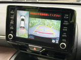 後方の映像に加えて車両周辺を確認できる表示があり、駐車時の目安となるガイドも表示。周囲の状況を確かめながら、日常の駐車をサポートしてくれる便利な装備です。