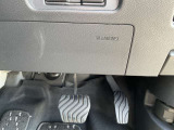 運転席の膝前には、SRSニーエアバックを装備しています。