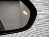 隣車線を走る車両をレーダーで検知し、ドアミラーでは確認しにくい後側方エリアに存在する車両に加え、急接近してくる車両も検知します。車両を検知するとドアミラーに搭載されたLEDインジケーターが点灯します。