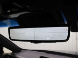 デジタルインナーミラー(前後方録画機能付)が装備されています。車両後方カメラの映像をミラー内のディスプレイに表示。車両前後のカメラで撮影した映像をデジタルインナーミラー内のSDカードに録画します。