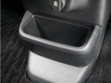 ◆センターロアボックス◆インパネ中央の下部には、ごみ箱としても使用する事ができるセンターロアボックスを装備しております。