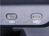 USB端子と充電用USB端子を装備しております。