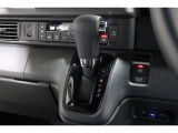 インパネシフトだから視線の移動も少なく足元もスッキリ♪運転席もゆったりしているのでゆとりを持ってドライブできますね!