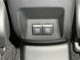 アームレストの後ろにもUSBソケットがついているので、後席の方もスマホの充電ができます!