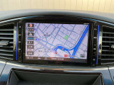 通信ユニット内蔵の日産純正8インチメモリーナビ(MM519D-L)装備。音声対話検索とオペレーター直通話も可能な通信機能や、高精細液晶による高画質、HDMI入力やブルーレイ再生など多彩なメディア対応。