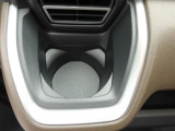 カップホルダーは運転席や助手席からちょうど手の届く位置です!!