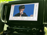 テレビ映像を表示できる画面を備えており、停車中の休憩時間などに番組を視聴できます。お出かけ先での待ち時間も過ごしやすく、車内での時間を有効に活用できます。