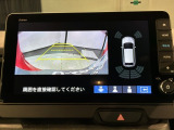 リバースギアに入れるだけで後方の表示へ切り替わります。夜間や雨の日の駐車も楽になりますよ。