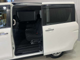 【左側オートスライドドア】子供を乗せたりするのにも隣のお車を気にせずストレスフリー★雨の日などはリモコンキーからドアの開閉ができとても便利な左側オートスライドドア★