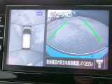 まるで上空から見下ろしているような感じで駐車が楽にできるインテリジェントアラウンドビューモニター!幅寄せが苦手な方でもサイドビューで確認することができますよ♪