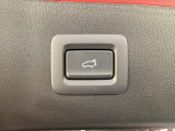 パワーリフトゲートは運転席とリフトゲート側、さらにアドバンストキーでも開閉が可能!開度は無段階にメモリー設定もできます。ゲート内側にタッチセンサーを配置し、手などを挟み込む危険を低減します。