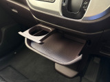 運転席と助手席の間に、ドリンクホルダーとトレーが付いています☆