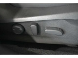 パワーシート(乗り降りから、運転席のポジション設定まで、ボタンで一つで微調整できます。高級車の必須アイテムです。)
