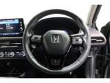 運転中もハンドルでの操作が可能です。特に高速道路等の目が離せない運転時には、便利さだけでなく、安全性も兼ね備えております。