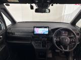 見通しの良い運転席まわりで、周囲の状況を確認しやすく安心感のある視界を確保!大きな窓から光が入り、明るく開放感のある室内空間で、毎日のドライブも快適にお楽しみいただけます。
