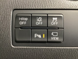 運転席脇のクラスタースイッチ部分にはカメラ切り替えスイッチ、パーキングセンサー、その他走行系スイッチを集中配置しております。