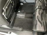 しっかりと汚れ、砂ぼこりを落とし足元まで清潔な車内空間を作り上げております♪