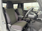 前席はシートの形状が見やすく、運転席から助手席まで落ち着いた色合いでまとまっています。窓から外の様子を確認しやすく、乗り降りの際も開放感があります。