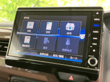 タッチ画面には目的地検索や自宅、電話番号、登録地点などのメニューが並び、使いたい項目を選びやすい構成です。画面脇にも操作ボタンがまとまり、音楽や案内の利用を日常の移動で手軽に活用できます。