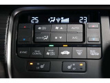 運転席と助手席の温度設定の変更が可能な左右独立タイプのデュアルエアコンです♪♪♪暑がりな人・寒がりな人も誰もが車内を快適にお過ごしいただけます♪♪♪