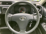 握りやすいステアリングは、運転操作をスムーズにします。操作性も良く、長距離ドライブでも疲れにくい設計です。