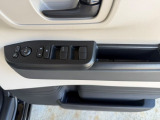 運転席右手には、マスタードアロックスイッチ、パワーウィンドウロックボタン、ドアミラー左右切り替えスイッチ、角度調整スイッチなどが装備されております♪