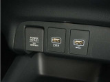 ◆USBチャージャー、12Vの電源ソケット◆使いやすい場所に装備されています。