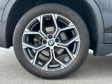 BMWのほぼすべてのモデルに『ランフラット・タイヤ』を標準装備しています。もしもパンクした場合でも、そのまま時速80kmまでで航続距離80km走行可能です。立ち往生する事無く、事故も未然に防ぎます。