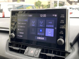 AM・FMや交通情報、テレビなどの選択肢が画面に並び、用途に合わせて切り替えられます。項目名が表示されているため選びやすく、日々の移動中に便利なオーディオ機能です。