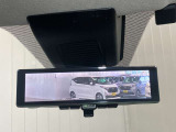 【インテリジェント ルームミラー】車両後方のカメラ映像をミラー面に映し出すので、車内の状況や、天候などに影響されずいつでもクリアな後方視界が得られます!