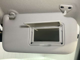 【運転席サンバイザー】鏡が付いているのでメイク直しなどにも便利★