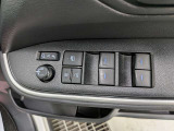 パワーウィンドウのスイッチですよ。運転席に居ながら窓を開け閉めのコントロールできます。