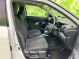 前席は座面と背もたれにゆとりが感じられ、運転席まわりを見渡しやすいレイアウトです。落ち着いた色合いのシートで、乗り込んだ際もなじみやすい室内です。