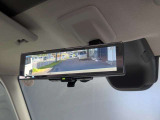 インテリジェントルームミラー搭載で、車の後方に設置されたカメラ映像を映し出してシートバックやヘッドレスト、同乗者に視界が遮られることがなく視認性が非常に良いです