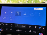 ラジオやテレビ、Bluetoothなどの選択肢が画面上に並び、聴きたい音源を探しやすい構成です。表示が整理されているため、利用する項目を確認しながら選べて便利です。
