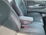 フロントシートにはセンターアームレスト付き、長時間の運転で疲れた腕を乗せてください。