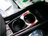 カップホルダーは運転席助手席の間にあります